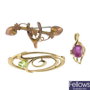 Six items of gold jewellery.
