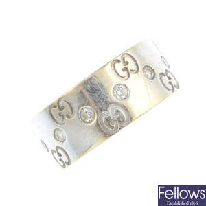 GUCCI - an 18ct gold 'Icon' band ring.