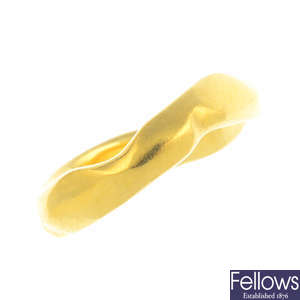 An 18ct gold ring.