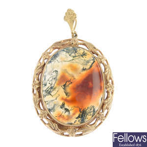 A 9ct gold moss agate pendant.