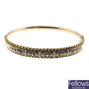 A late Victorian 15ct gold hinged bangle.