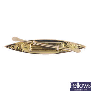 A 9ct gold canoe brooch.