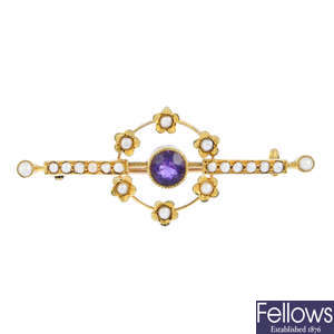 An early 20th century 15ct gold amethyst and split pearl bar brooch.
