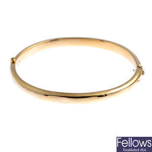 An early 20th century 15ct gold hinged bangle.