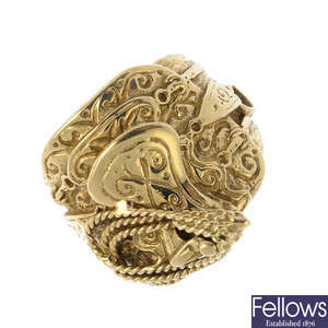 A gentleman's 9ct gold saddle ring.