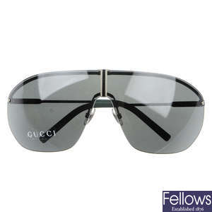 GUCCI - a pair of Aviator Shield rimless sunglasses.