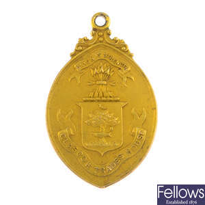 An early 20th century 15ct gold medallion.