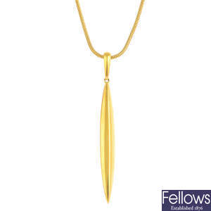 TIFFANY & CO. - an 18ct gold pendant, with chain.