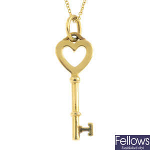 TIFFANY & CO. - an 18ct gold 'Keys' heart key pendant, with chain.