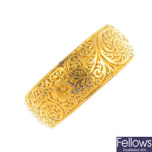 A late Victorian 18ct gold band ring.