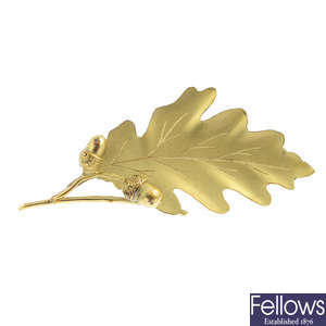 A 1960s 18ct gold oak leaf and acorn brooch.