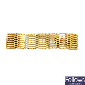 A 9ct gold gate bracelet.