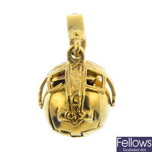A 9ct gold Masonic ball pendant.