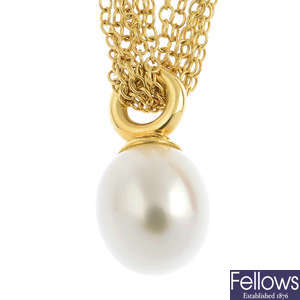 TIFFANY & CO. - a cultured pearl necklace.
