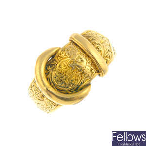 An Edwardian 18ct gold buckle ring.