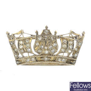 An 18ct gold diamond crown brooch.