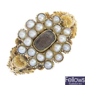 A late Georgian gold split pearl mourning ring.