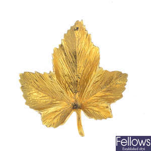 A 1970s 9ct gold brooch.