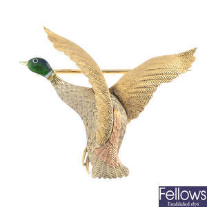 A 1950s 9ct gold duck brooch.