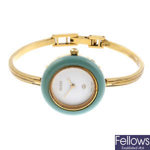 GUCCI - a lady's gold plated 1100L bangle watch with a lady's Gucci wrist watch.