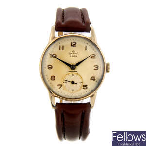 SMITHS - a gentleman's 9ct yellow gold De Luxe wrist watch.