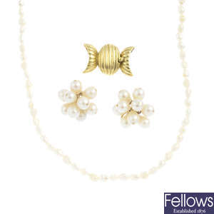 A clasp, a freshwater pearl necklace and earrings.