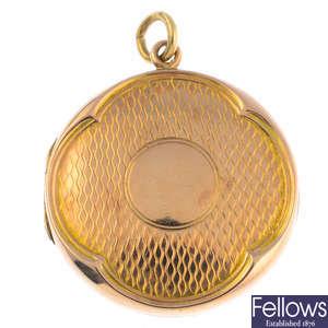 An early 20th century 9ct gold locket.