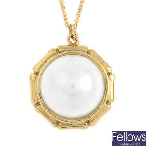 A 9ct gold mabe pearl pendant, with a chain.
