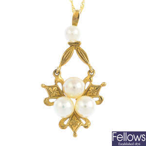 A 9ct gold cultured pearl pendant, with chain.