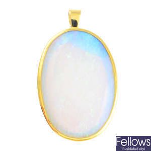 An 18ct gold opal pendant.