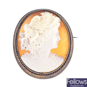 An early 20th century 18ct gold shell cameo brooch.