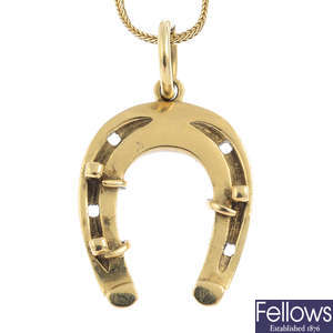 A 9ct gold horseshoe pendant with chain.