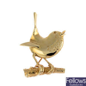 A 9ct gold brooch.