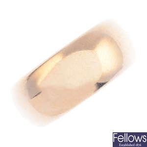 An Edwardian 9ct gold band ring.