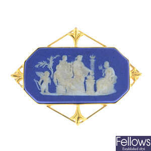 WEDGEWOOD - an early 20th century 9ct gold jasperware brooch.