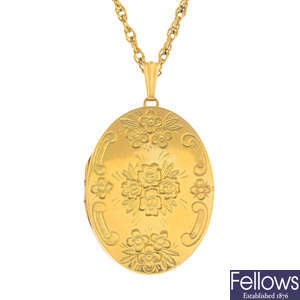 A 9ct gold locket pendant, with a chain.