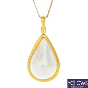 An 18ct yellow gold pearl pendant with chain.