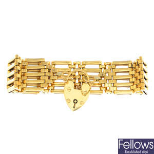 A 9ct gold 1960s gate bracelet.