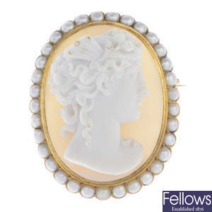 A mid Victorian 18ct gold agate cameo and split pearl brooch, depicting Psyche.