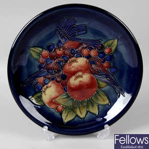 A Moorcroft pottery dish, together with a small selection of other plates.