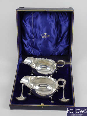A cased pair of Edwardian silver sauce boats & ladles.