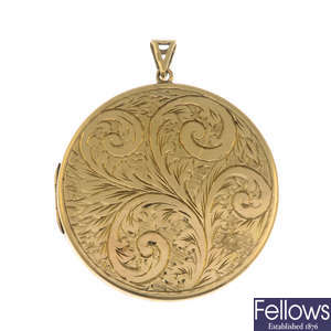 A 9ct gold circular locket pendant, with engraved foliate detail.