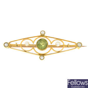An early 20th century 15ct gold peridot and seed pearl brooch.