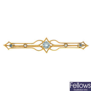 An early 20th century 15ct gold aquamarine and split pearl bar brooch.
