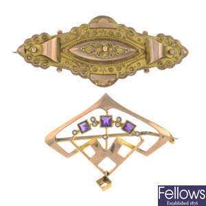 A 9ct gold Edwardian brooch and a 9ct gold amethyst and split pearl Art Nouveau brooch.