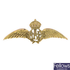 A 9ct gold RAF military brooch.