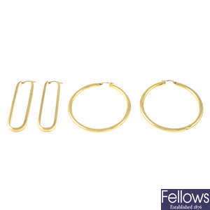 Two pairs of 9ct gold hoop earrings.