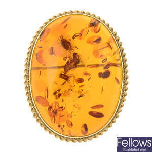 A 9ct gold modified amber brooch.