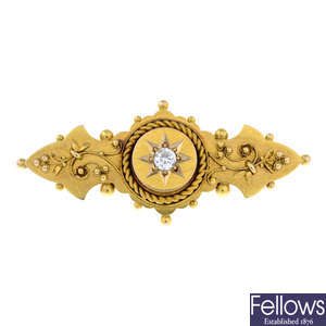 An Edwardian 15ct gold old-cut diamond accent brooch.