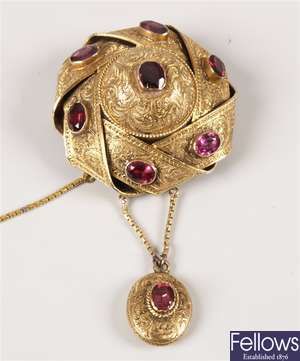 Victorian gold circular brooch with overlapping